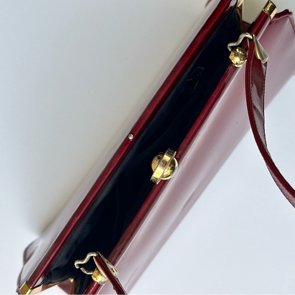 Town and Country Shoes, Vintage Red Pleather Pill Box Purse - Picture 11 of 15